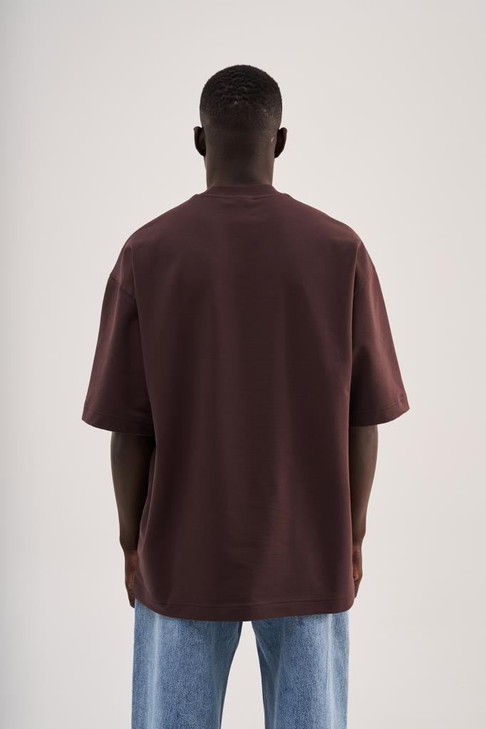 Erkek Minimal Baskılı ve Nakışlı Oversize Tişört Kahverengi-6