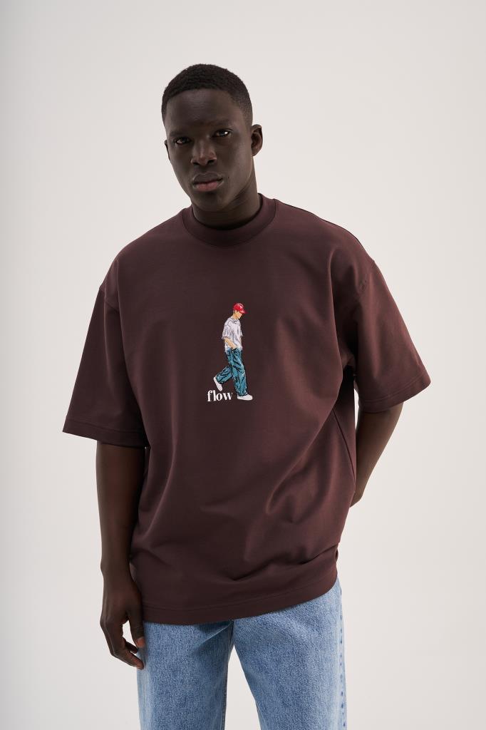 Erkek Minimal Baskılı ve Nakışlı Oversize Tişört Kahverengi
