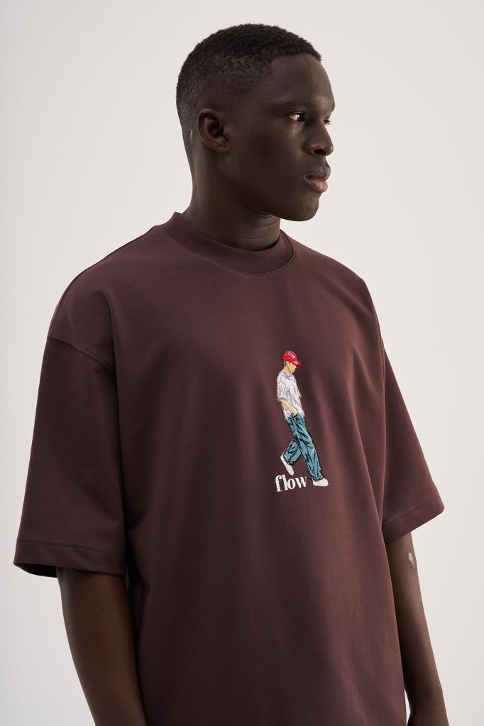 Erkek Minimal Baskılı ve Nakışlı Oversize Tişört Kahverengi-4