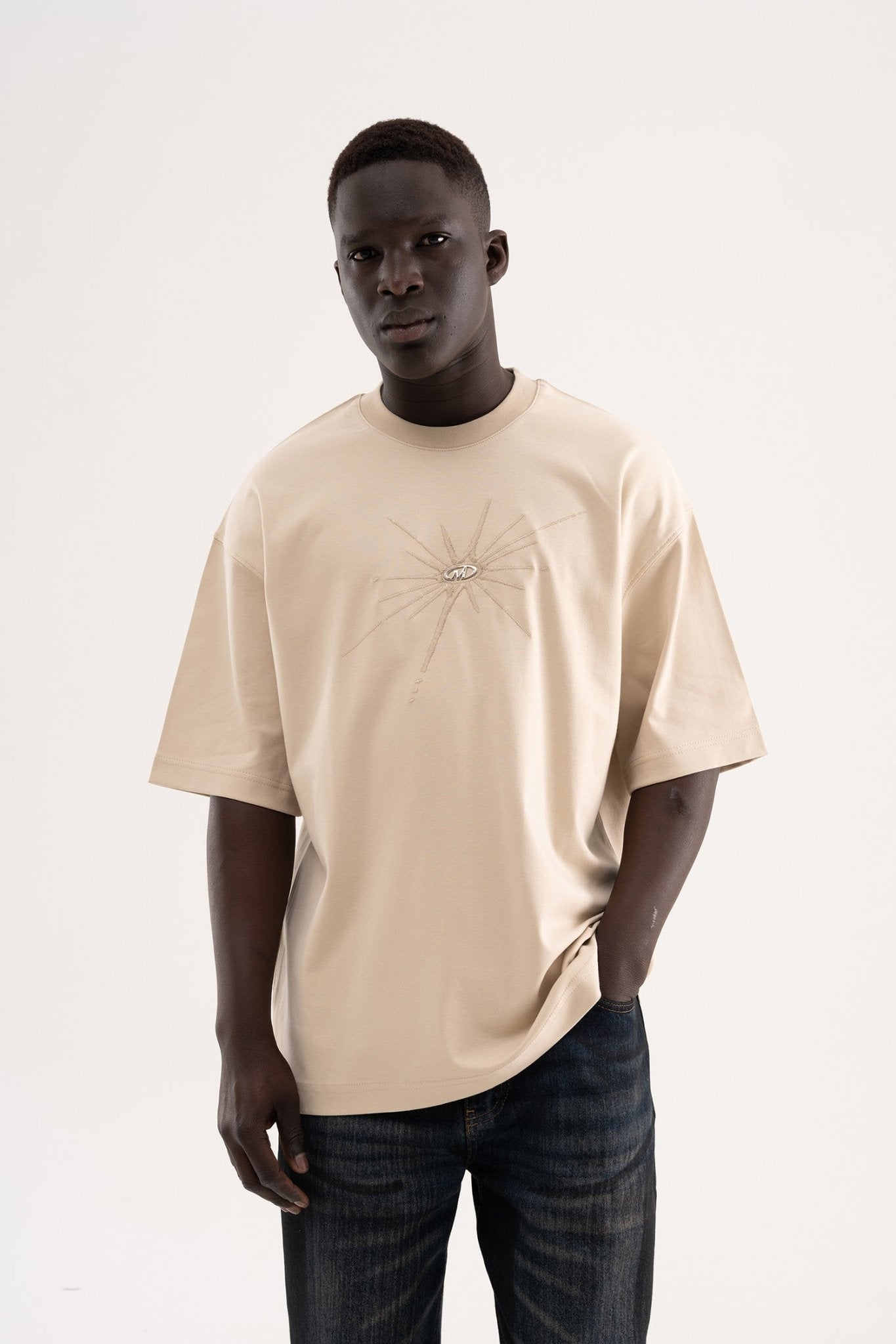 Erkek Nakışlı Metal Logo Oversize Tişört Açık Bej