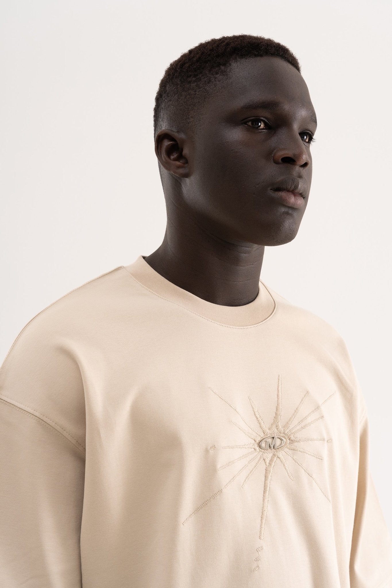 Erkek Nakışlı Metal Logo Oversize Tişört Açık Bej