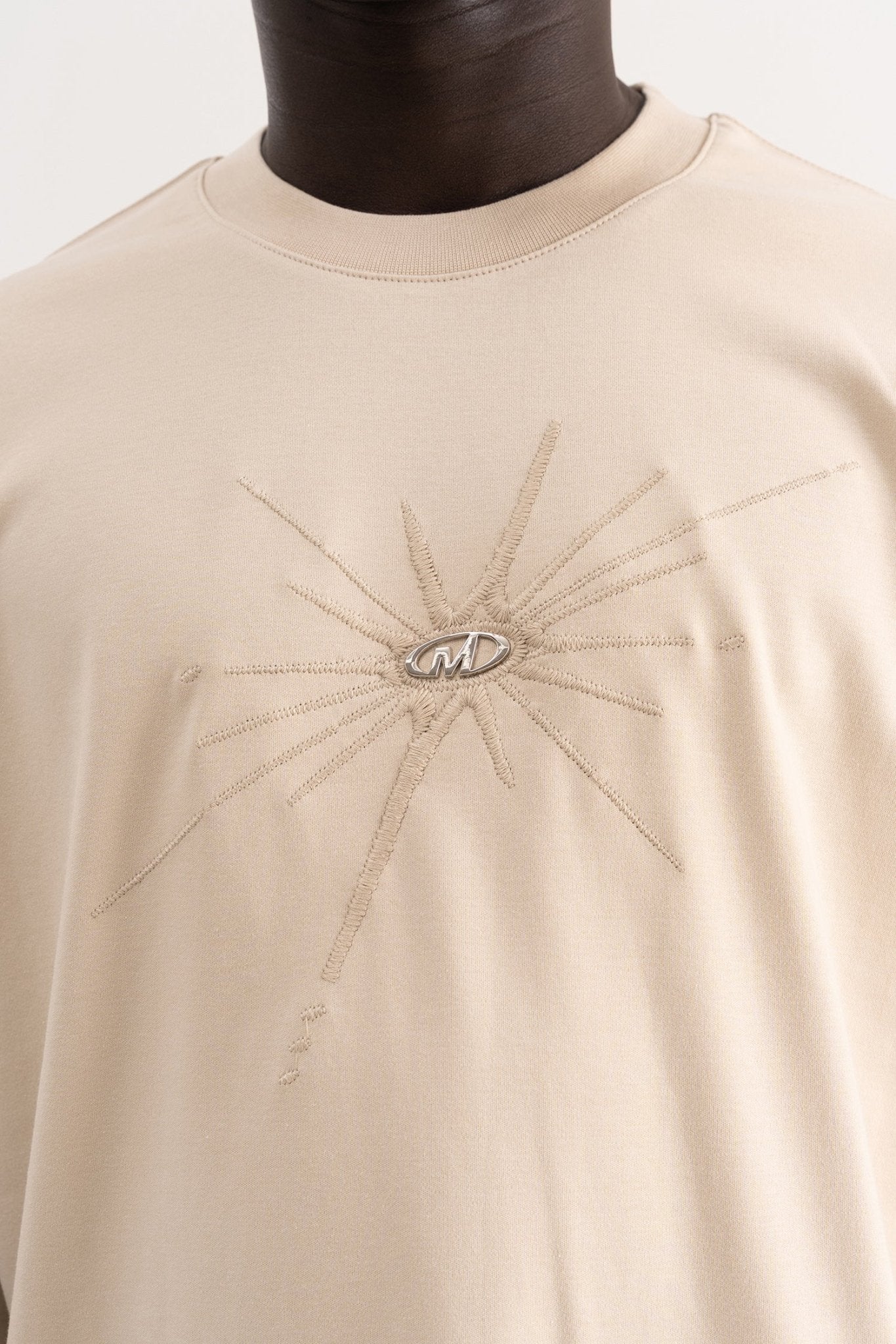 Erkek Nakışlı Metal Logo Oversize Tişört Açık Bej