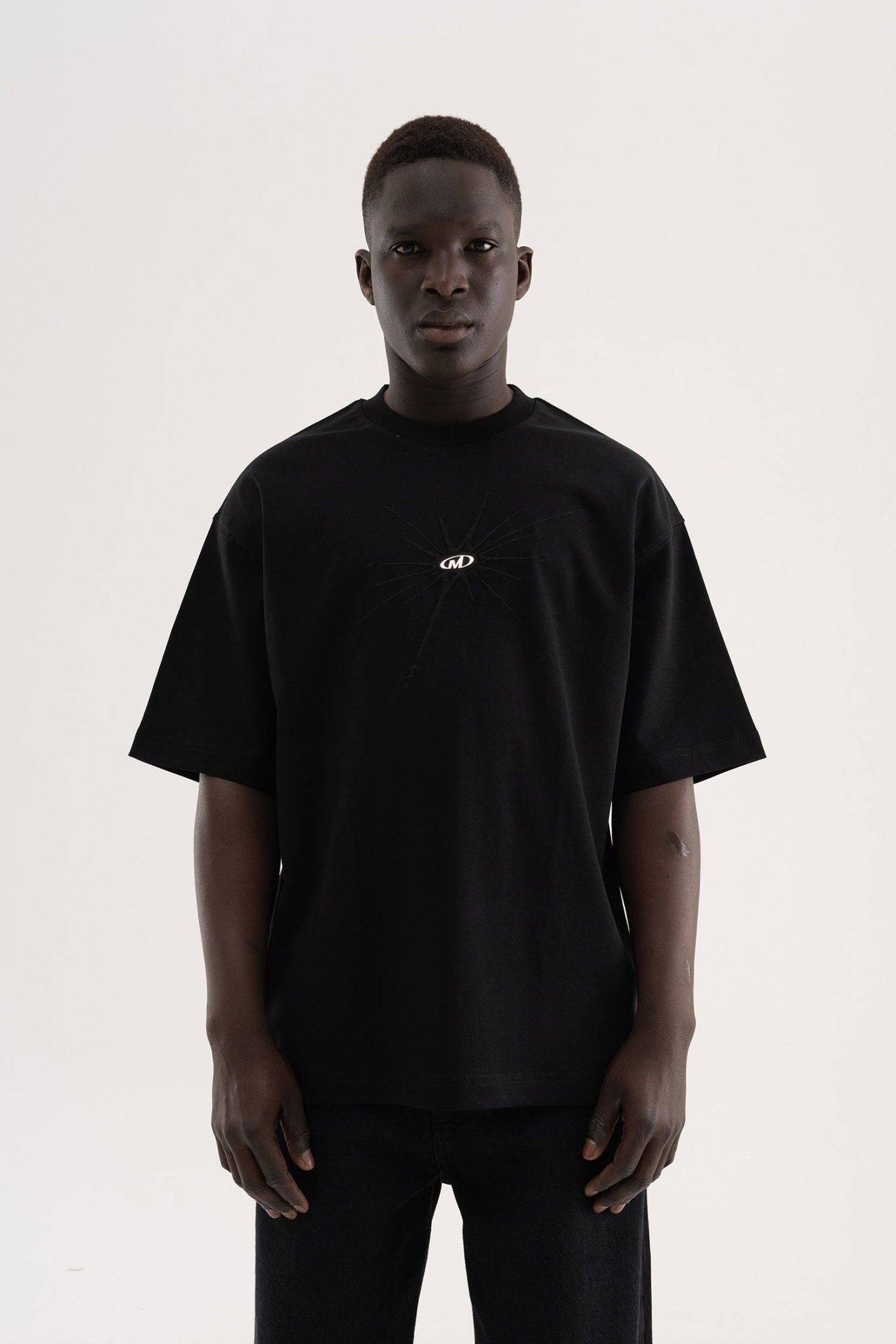 Erkek Nakışlı Metal Logo Oversize Tişört Siyah