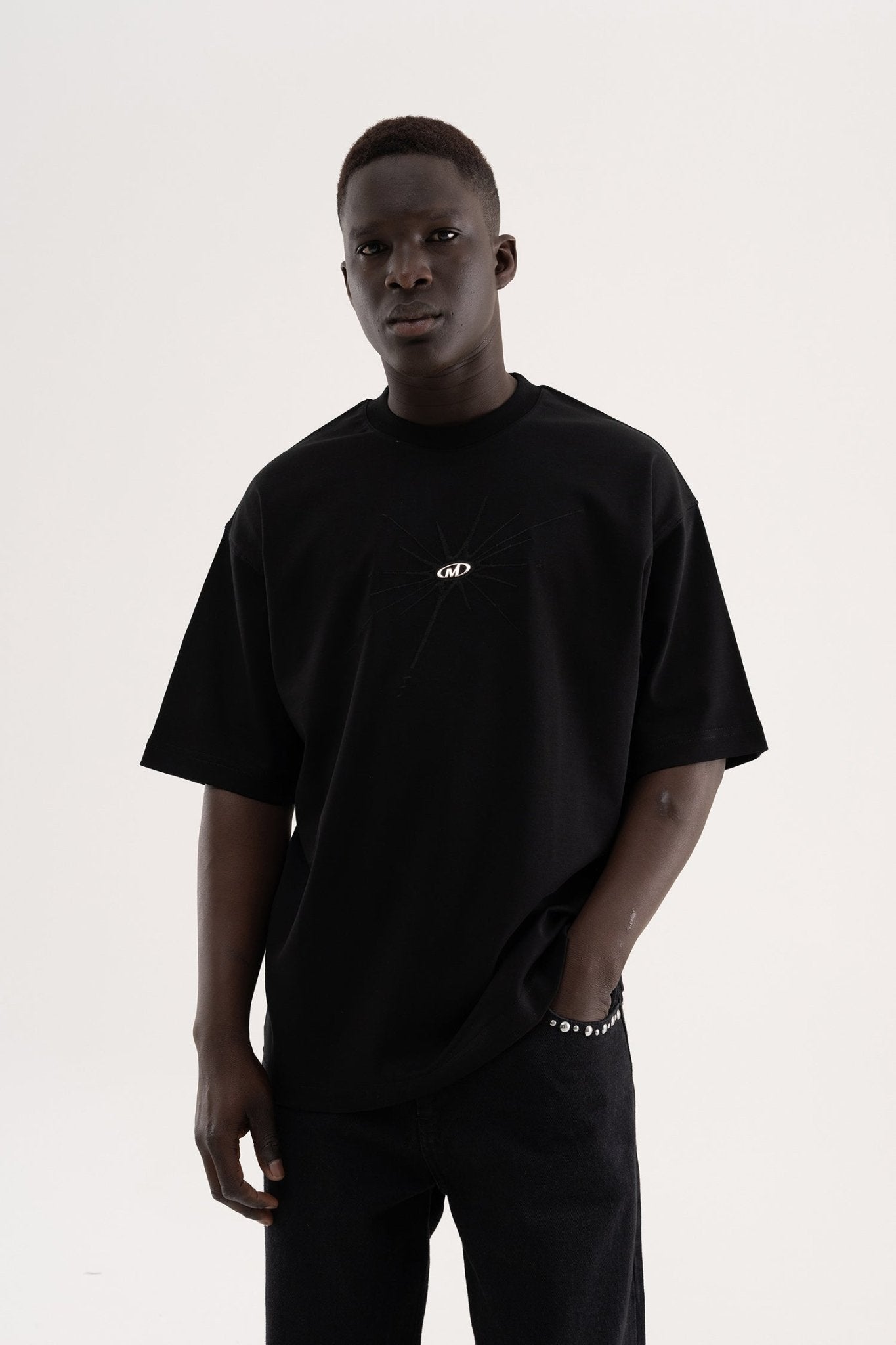 Erkek Nakışlı Metal Logo Oversize Tişört Siyah