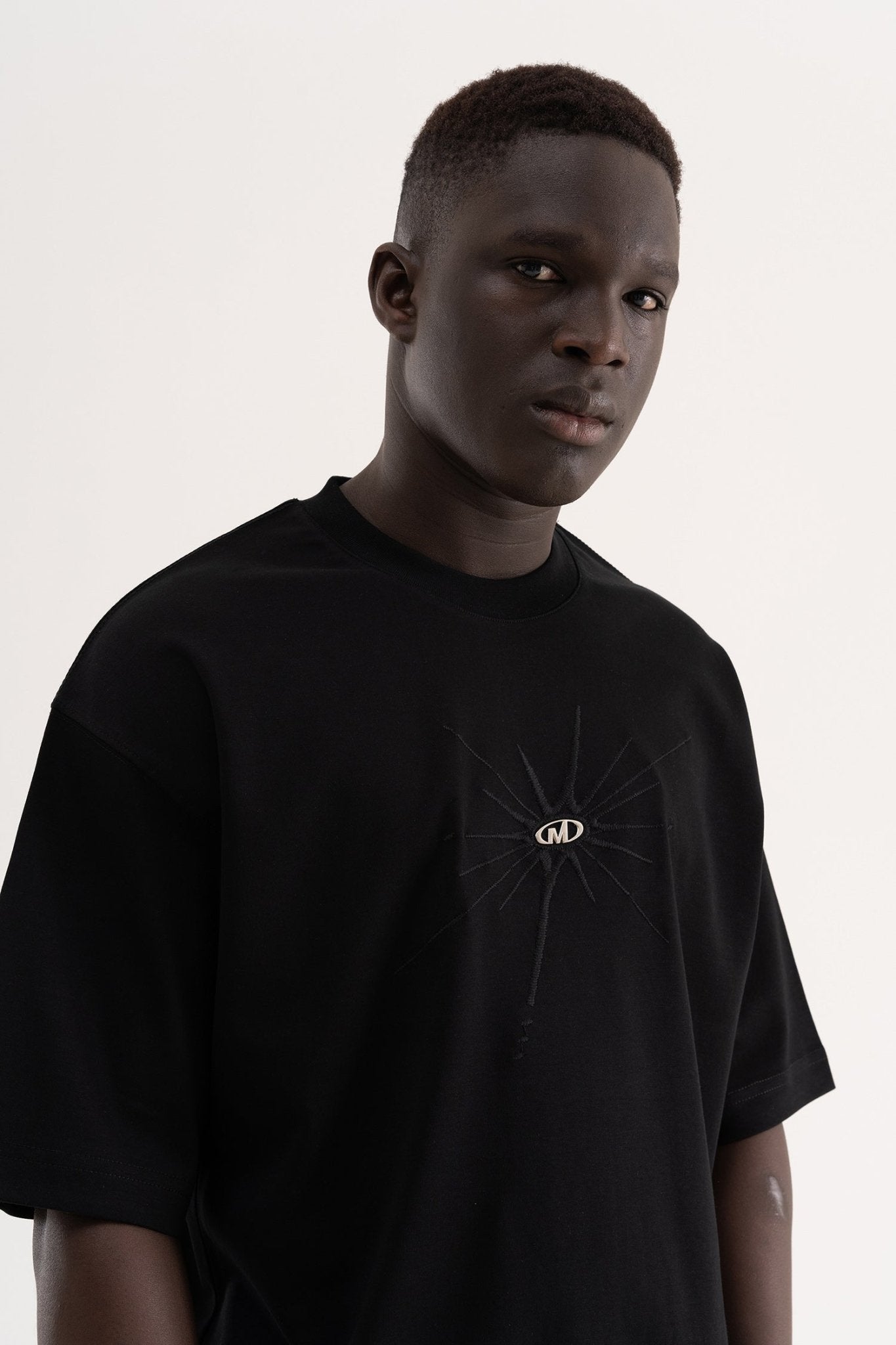 Erkek Nakışlı Metal Logo Oversize Tişört Siyah