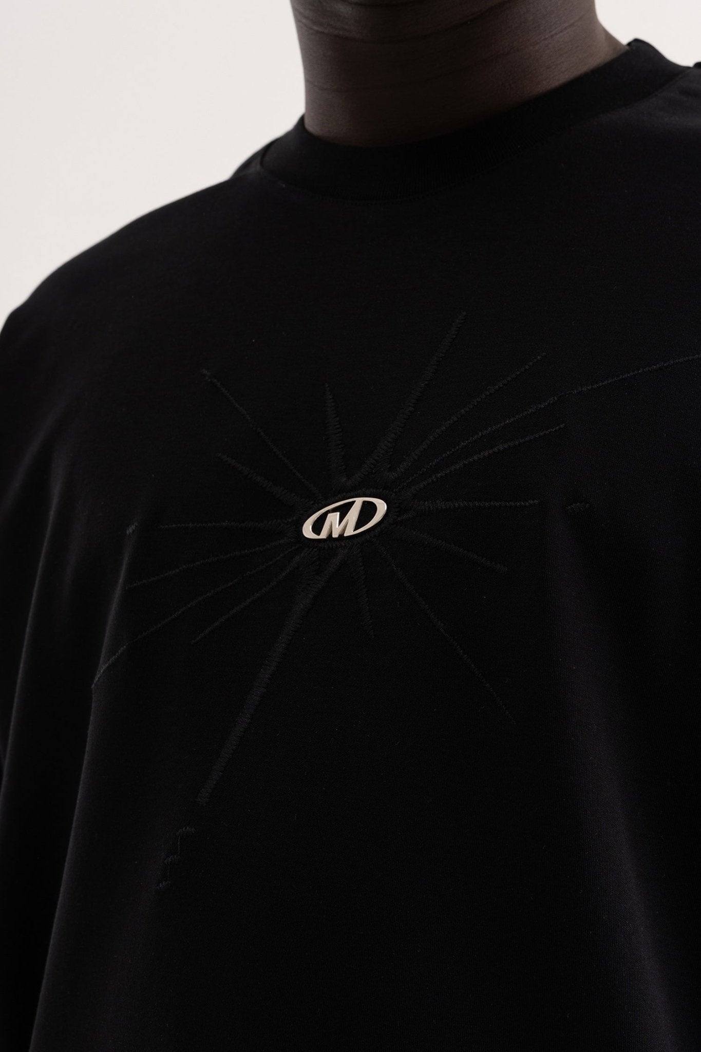 Erkek Nakışlı Metal Logo Oversize Tişört Siyah