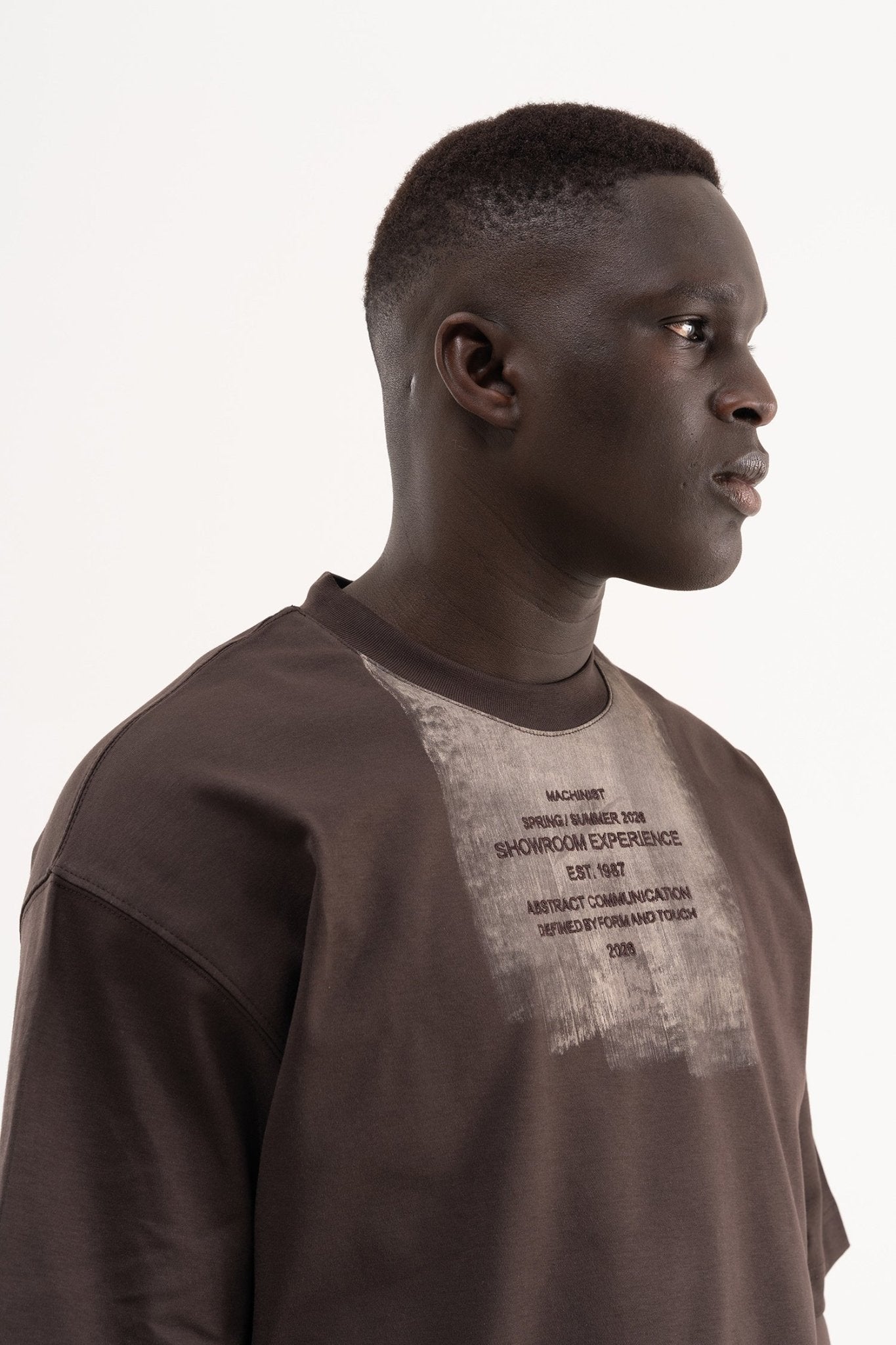 Erkek Fırça Efektli ve Nakışlı Oversize Tişört Koyu Kahverengi