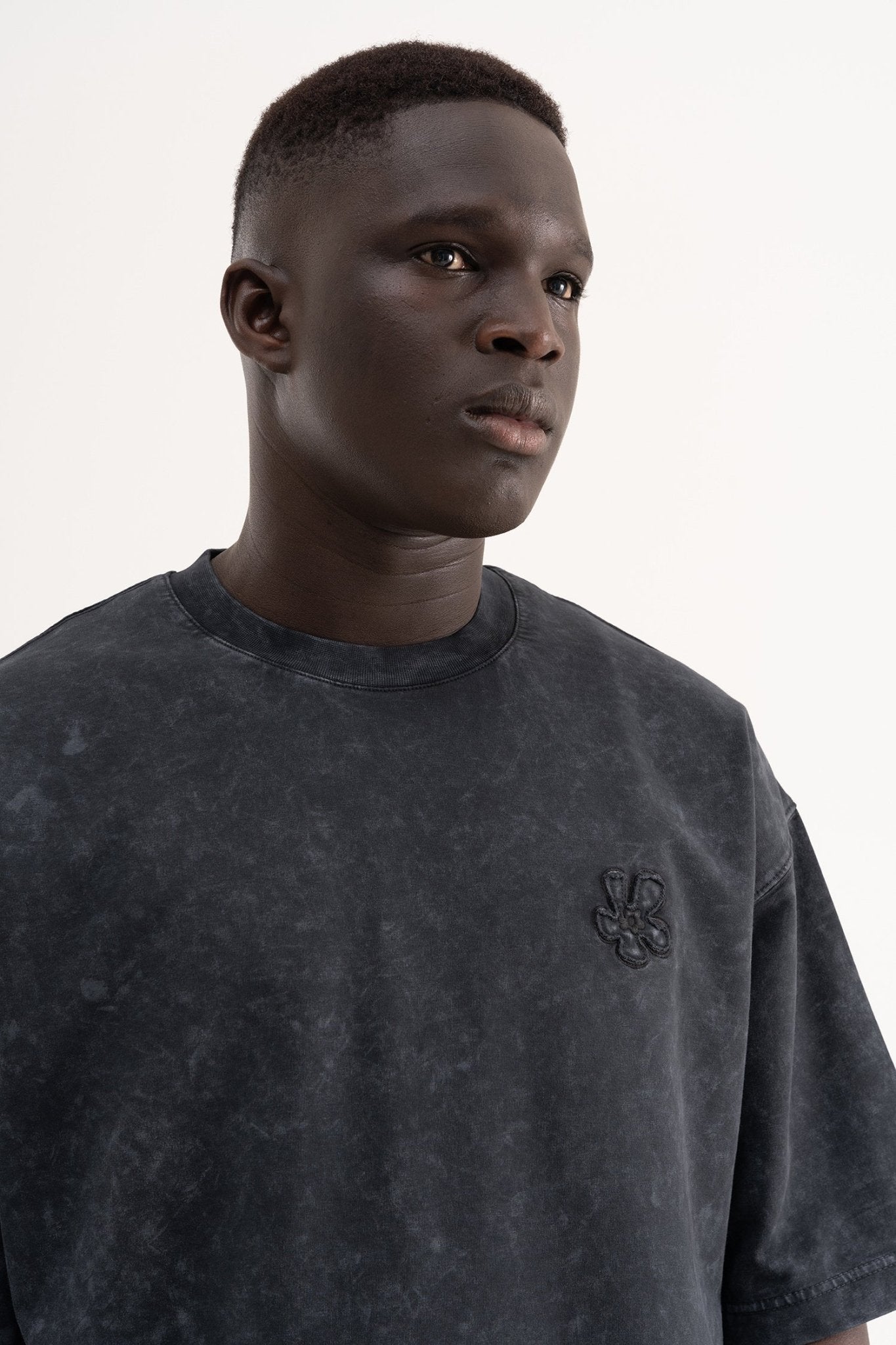 Erkek Çiçek Patch Nakışlı Oversize Tişört Siyah